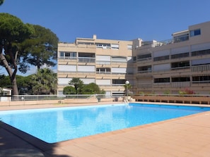 Wasser, Gebäude, Eigentum, Daytime, Himmel, Schwimmbad, Pflanze, Azurblau, Baum, Fenster