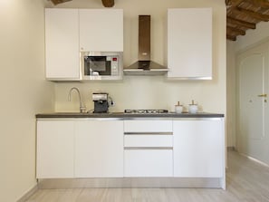 Cabinetry, Countertop, Gebäude, Sinken, Herd, Küche, Interior Design, Holz, Küchengerät, Flooring