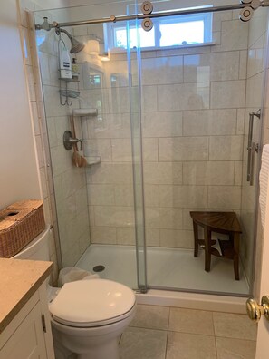 Bathroom (upstairs and downstairs are identical)