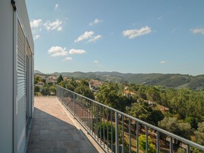 Wolke, Himmel, Daytime, Eigentum, Gebäude, Zaun, Baum, Berg, Pflanze, Haus