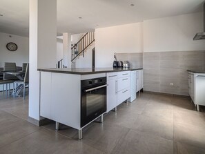 Cabinetry, Möbel, Gebäude, Countertop, Küche, Stuhl, Holz, Interior Design, Haus