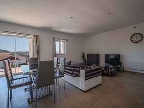 Couch, Fenster, Beleuchtung, Wohnzimmer, Gebäude, Interior Design, Uhr, Holz, Fussboden, Haus