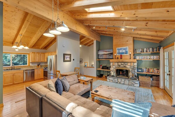 Escape to the mountains at this charming 3 bedroom home, located only one mile from Diamond Peak Ski Resort!