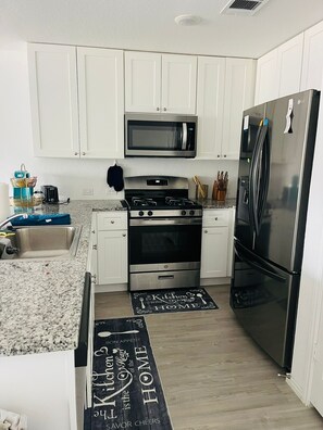 Full size kitchen