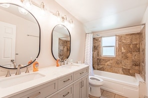 Double the prep space! This full bathroom features double sinks, perfect for getting ready in the morning or unwinding after a day of adventures.