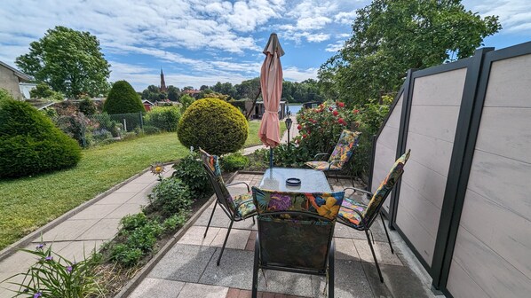 Blick von der Terrasse in den Garten