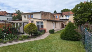 Blick auf die Ferienwohnung mit Terrasse