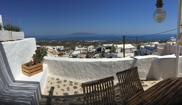 Tradition House In The Quiet Finikià,with An Outstanding View And Large Terrace - Santorini