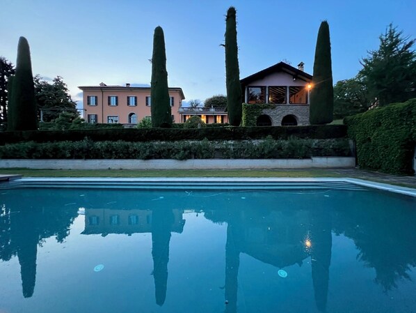 Shared swimming pool 20 meters x 8 meters