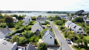 Vus aérienne sur le bord de Ria d'Etel . La maison au premier plan
