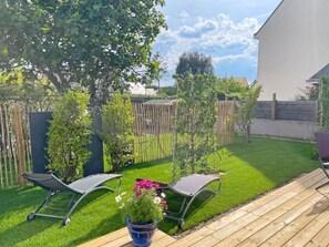 Jardin avec bains de soleil.