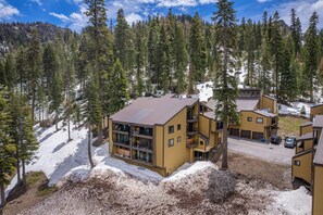 Exterior: Forest views, less than 1 mile from Alpine Base Area at Palisades Tahoe