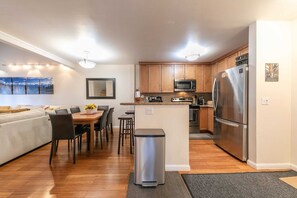 Kitchen: Well-equipped w/range of cookware, kitchen bar with 3 bar stools, 6-person dining table