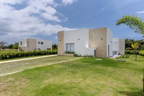 Entrance to the villa with ample parking space