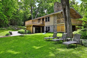 Rental ski home in Killington, VT, seen from its yard. The house has two outdoors decks and a cozy yard to enjoy the peace and beauty of Vermont's natural landscape.