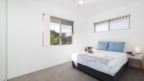 Main Bedroom | Queen Bed