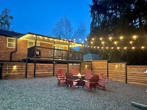 Relax by the fire in our peaceful North Seattle backyard, surrounded by towering trees and forest sounds. Perfect for s’mores, quiet mornings, or starlit evenings—just steps from the house.