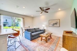 Living Room | Free WiFi | Smart TV | Queen Sleeper Sofa | 1st Floor