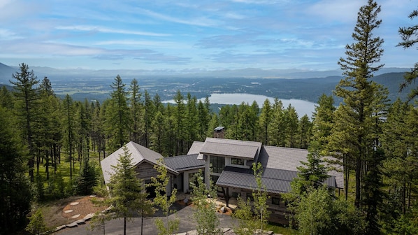 Overlooking Whitefish Lake and the surrounding mountains, Elk Highlands Ski House offers incredible views year round.