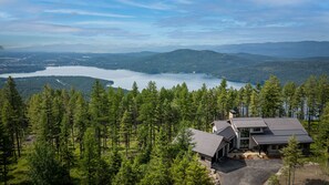 Newly constructed in 2023, Elk Highlands Ski House is a ski in ski out home at Whitefish Mountain Resort with views of Whitefish Lake!.