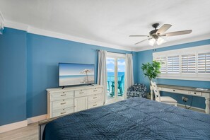 Whether it's for an afternoon nap or a restful night's sleep, lay your head down to rest with a stunning view of the waves below. Let the rhythmic sound of the ocean lull you into a state of deep relaxation, as you drift away on a sea of tranquility.