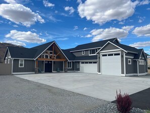 Large level front yard with plenty of parking