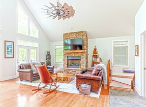 Idle Speed Cabin Rental - Living Room with indoor fireplace
