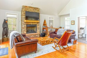 Idle Speed Cabin Rental - Living Room