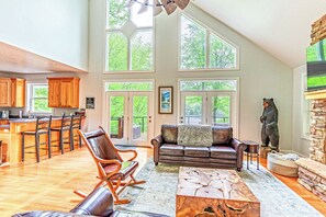Idle Speed Cabin Rental - Living Room