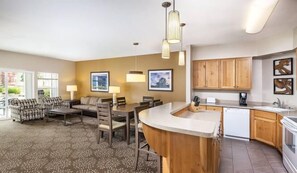 worldmark-windsor-3-bedroom-living-dining-664x386_enhanced