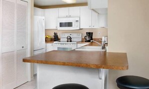 worldmark-oceanside-2-bedroom-kitchen-664x386_enhanced