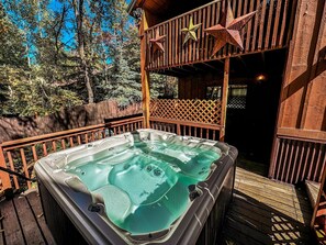 Stone Table Lodge private hot tub.