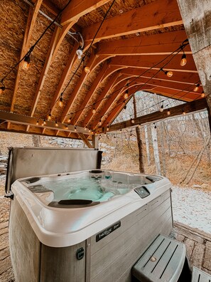 Stone Table Hideaway private hot tub