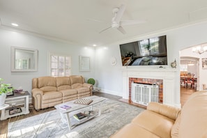 Living Room | Smart TV | Central A/C + Heating