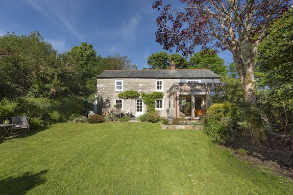 Welcome to Deugh an Chy, ideally located near Portleven, Helston, and Marazion