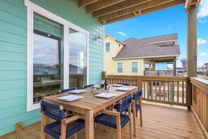 Outdoor dining at it's best, (with a lovely ocean view).
