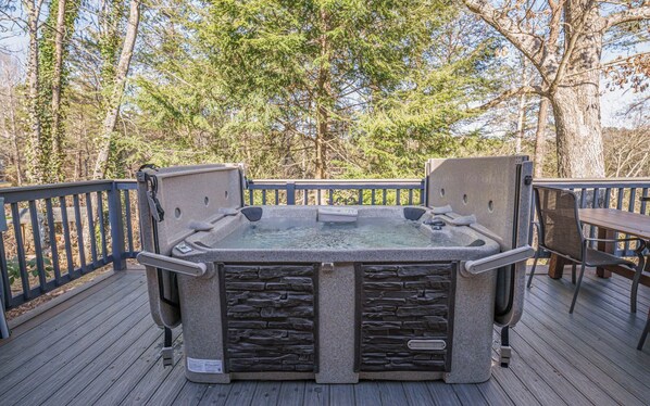 Outdoor spa tub