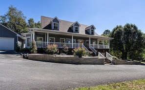 Exterior View of Shadow Ridge Retreat