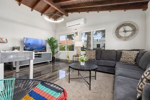 3BR2BA ~ Great Location ~ Private Pool ~ Amenities (18789)