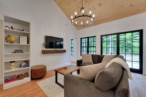 Living Room | Single-Story Cabin | Board Games | Free WiFi