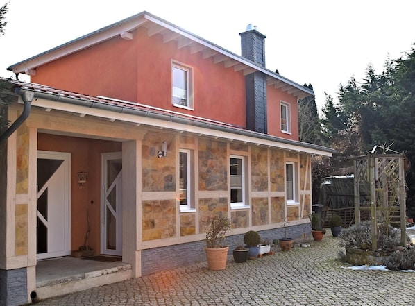 Außenseite Ferienhaus [Sommer]