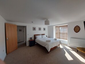 Main Bedroom with Kingsized bed and en-Suite Full Bathroom