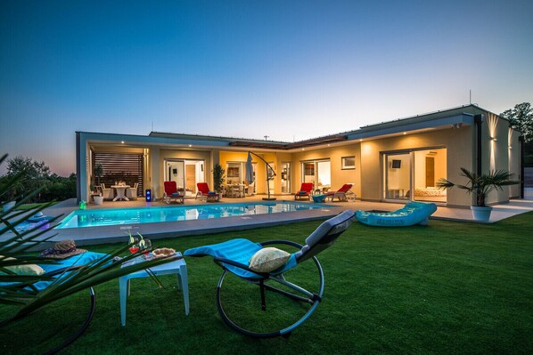 Swimming pool