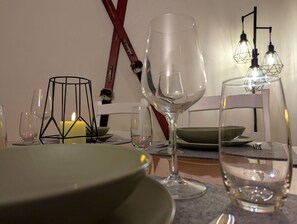 Gedeckter Esstisch mit Blick auf Wanddeko (Retro-Ski)