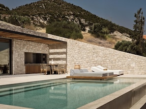 An overview of the pool & bbq area. 