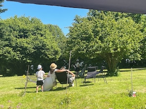 Petit moment de détente dans le parc dos à la maison