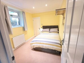 Double bedroom with hybrid memory foam bed, springs and gel infused top layer. 