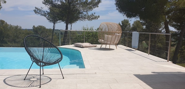 relax by the pool !
