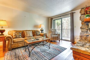 Living Room | Smart TV | Free Wifi | Queen Sleeper Sofa