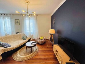 Living room image 5